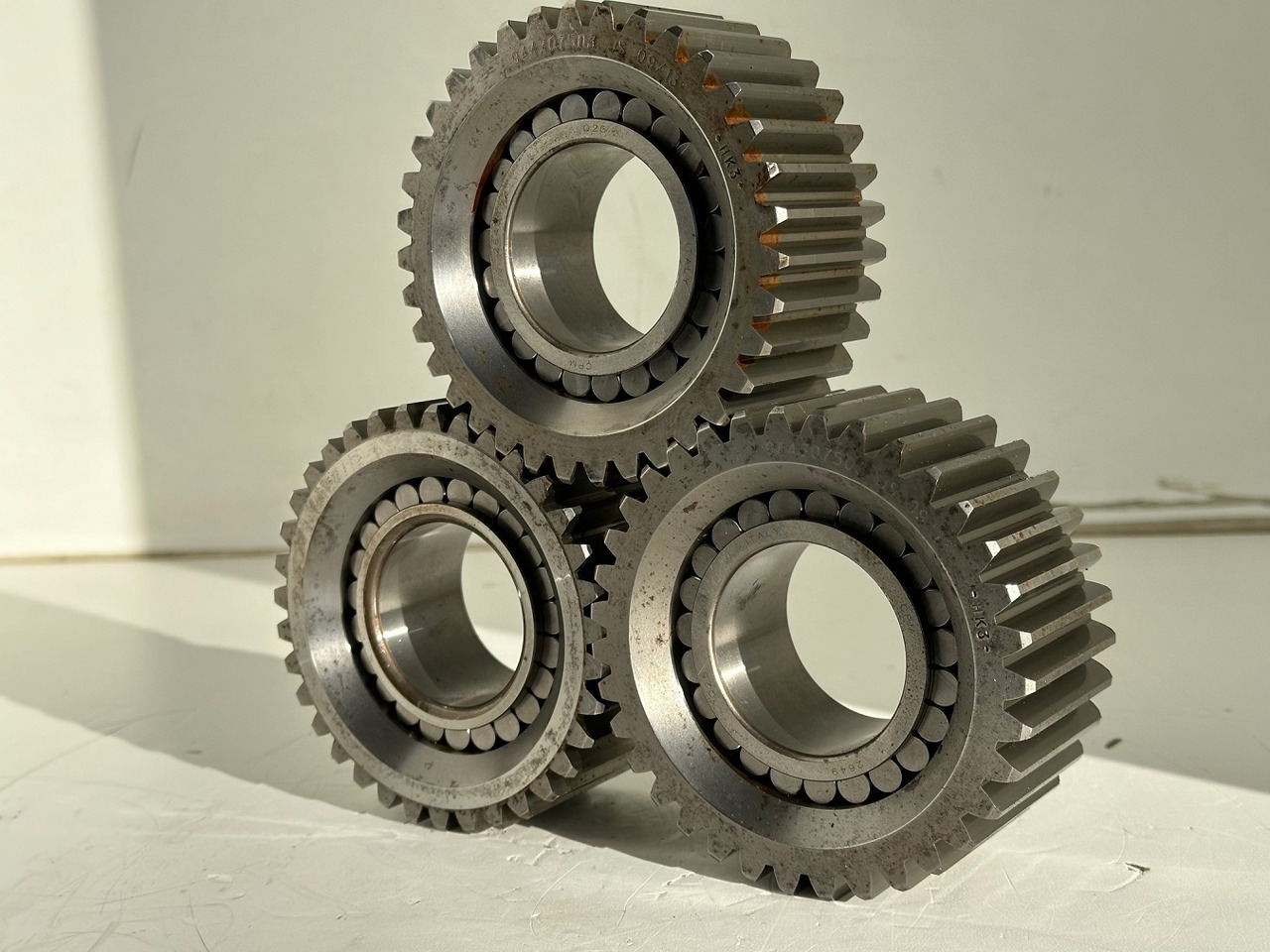 Liebherr Planetenrad ID-Nr.9443074 - ID-Nr.944307403 - ID-Nr.90208594 mit Zylinderrollenlager ID-Nr.7610032 - ID-Nr.761003203. #944307503.18.12# - Schwenkmotor für Baumaschine: das Bild 1 Liebherr Planetenrad ID-Nr.9443074 - ID-Nr.944307403 - ID-Nr.90208594 mit Zylinderrollenlager ID-Nr.7610032 - ID-Nr.761003203. #944307503.18.12# - Schwenkmotor für Baumaschine: das Bild 1