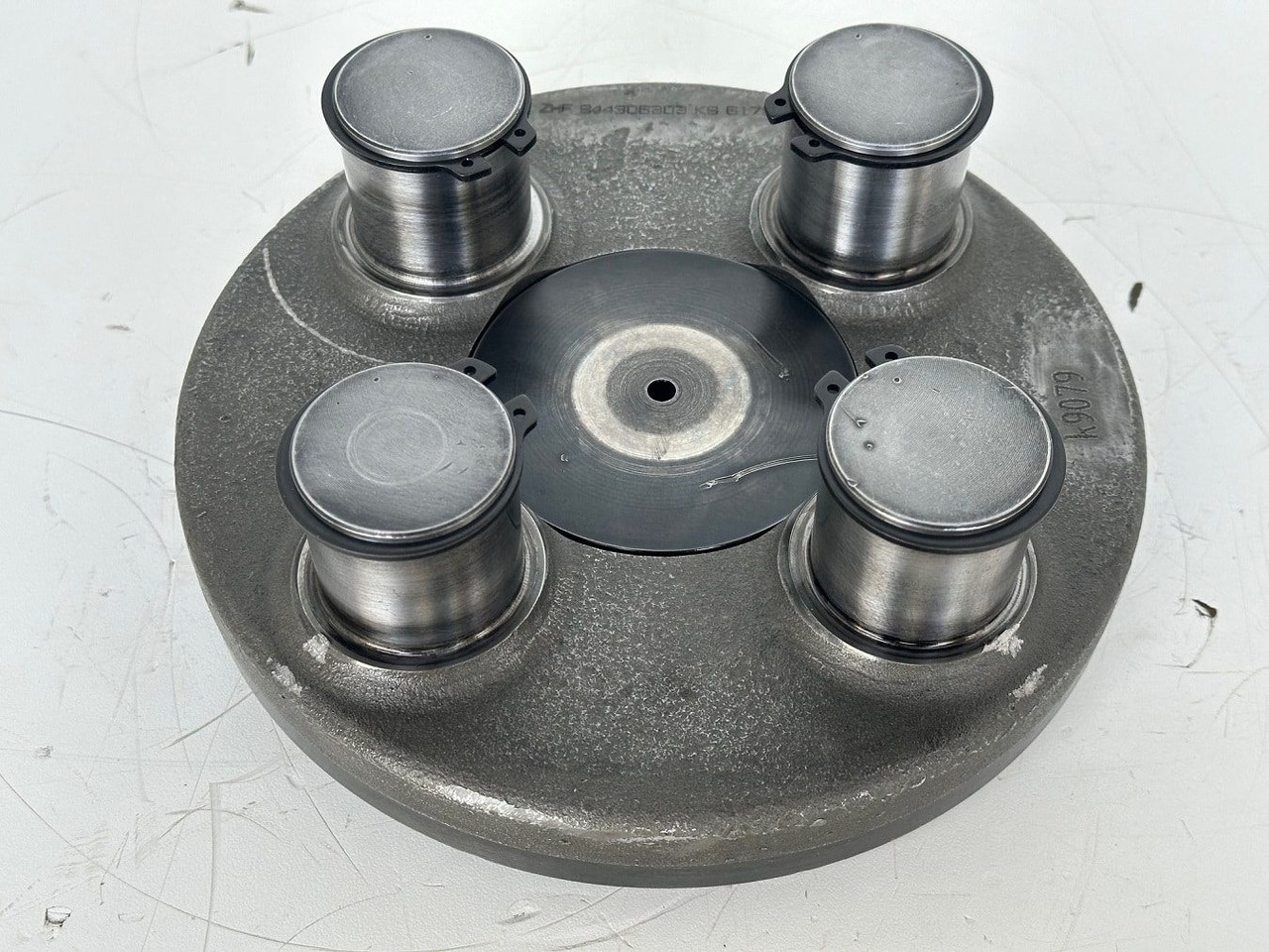 Liebherr Planetenträger ID-Nr.944306303 - ID-Nr.9443063. A924, A934, LH30, LH35, R906, R916, R922, R924, R926, R932, R934, R944. #k9079# - Getriebe für Baumaschine: das Bild 1 Liebherr Planetenträger ID-Nr.944306303 - ID-Nr.9443063. A924, A934, LH30, LH35, R906, R916, R922, R924, R926, R932, R934, R944. #k9079# - Getriebe für Baumaschine: das Bild 1