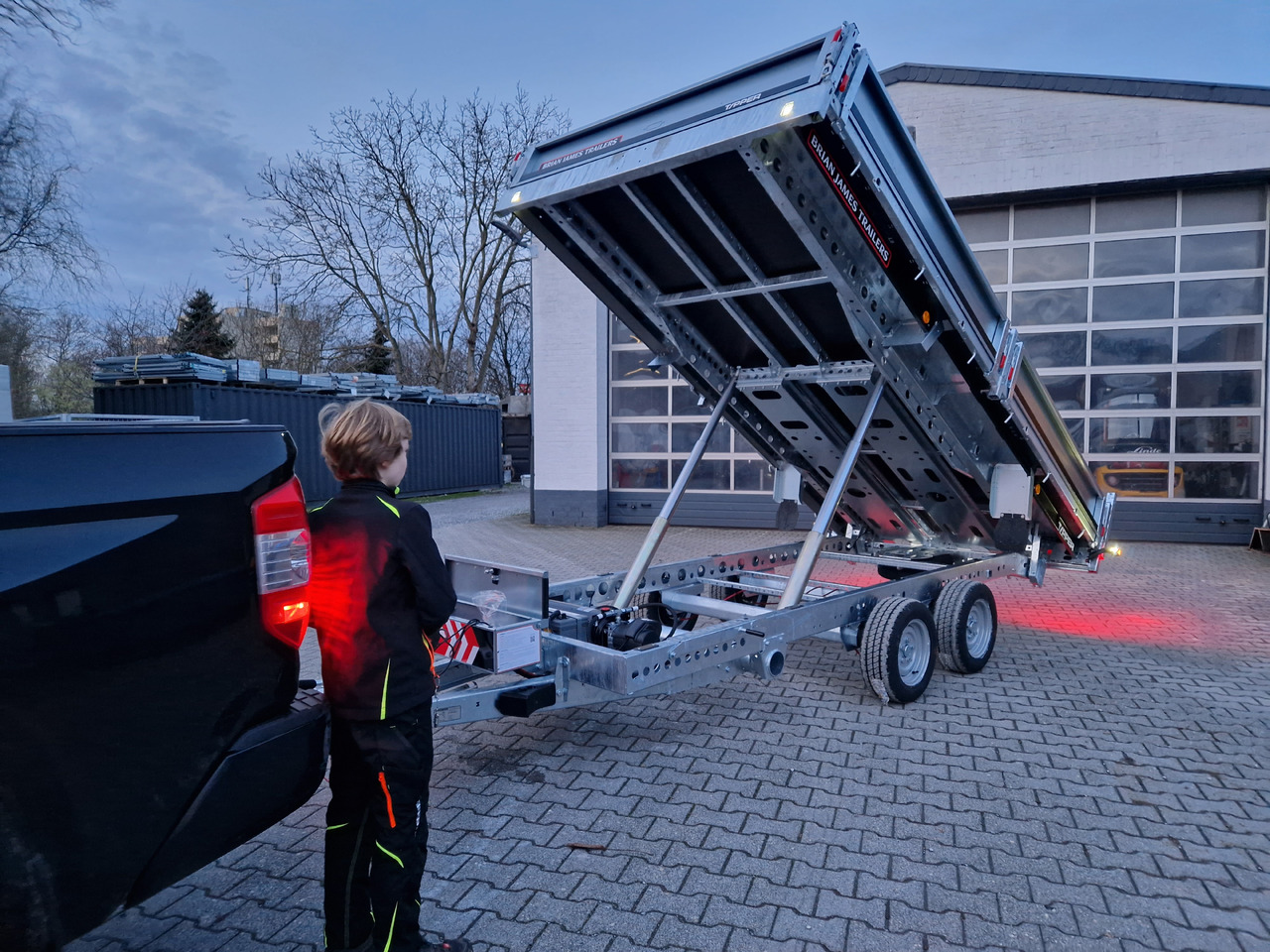 Brian James Trailer CarGO Tipper 400x200x30cm elektro Pendelklappe blackline LED 3500kg Tandem - Kipper Anhänger: das Bild 2 Brian James Trailer CarGO Tipper 400x200x30cm elektro Pendelklappe blackline LED 3500kg Tandem - Kipper Anhänger: das Bild 2