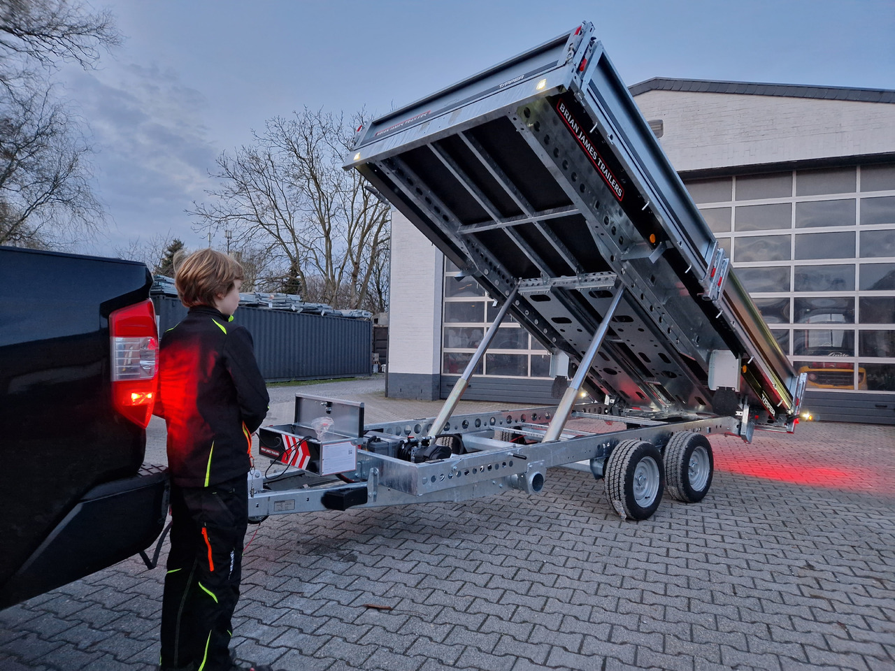 Brian James Trailer CarGO Tipper 400x200x30cm elektro Pendelklappe blackline LED 3500kg Tandem - Kipper Anhänger: das Bild 1 Brian James Trailer CarGO Tipper 400x200x30cm elektro Pendelklappe blackline LED 3500kg Tandem - Kipper Anhänger: das Bild 1