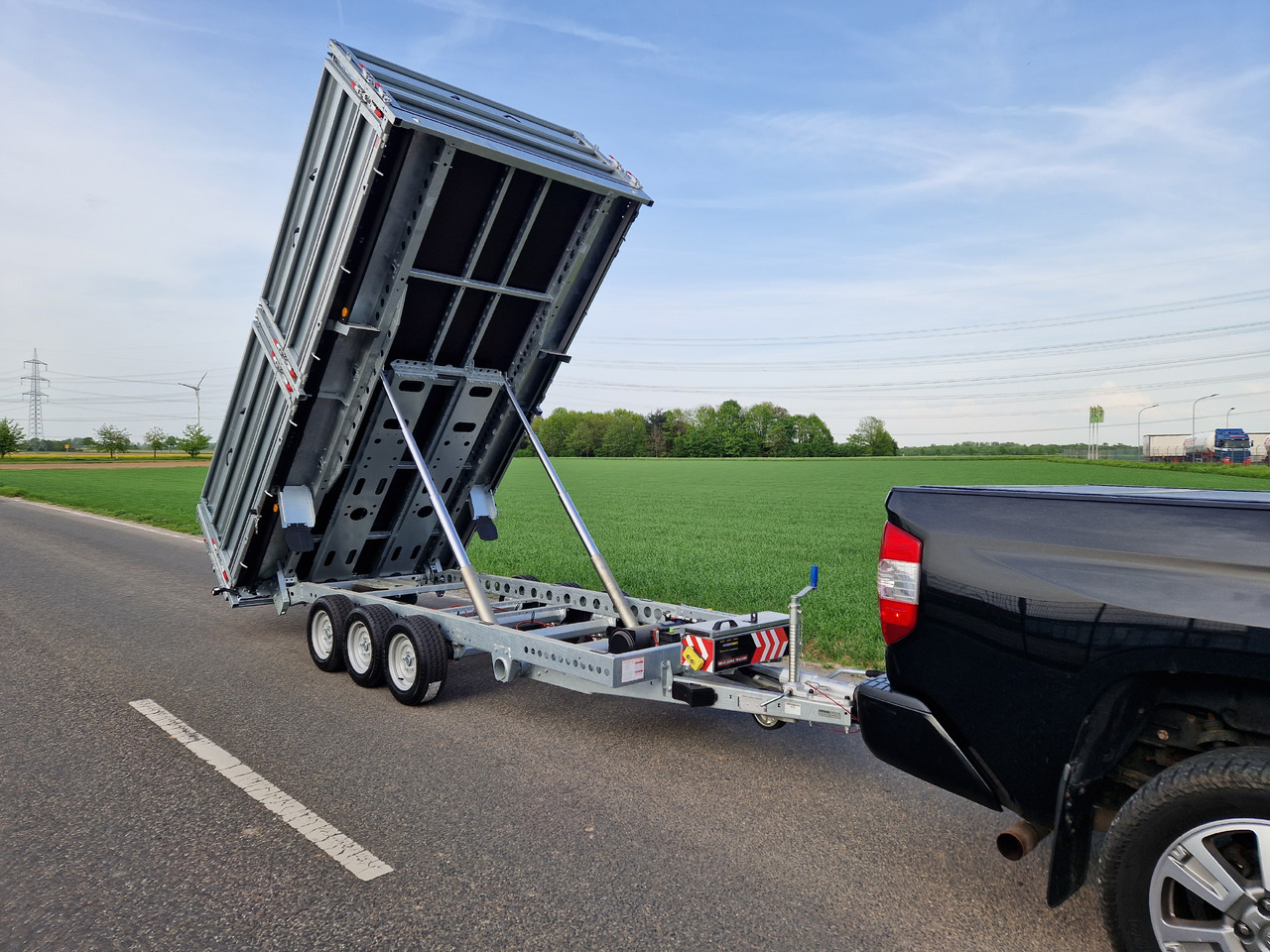 Brian James Trailer Tipper 526-4020 400x200x100cm Aufsatz elek. blackline LED Tridem 3500kg Aktion - Kipper Anhänger: das Bild 4 Brian James Trailer Tipper 526-4020 400x200x100cm Aufsatz elek. blackline LED Tridem 3500kg Aktion - Kipper Anhänger: das Bild 4