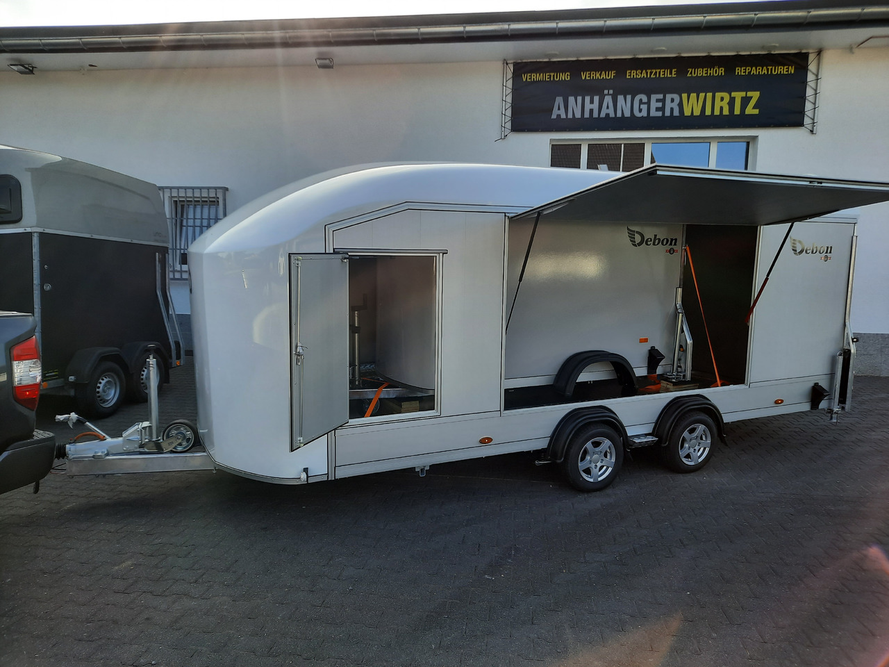 Cargo Roadster 2000 550x220x204cm Poly white Car Edition 3500kg Pullman Vollausstattung - Motorradanhänger: das Bild 1 Cargo Roadster 2000 550x220x204cm Poly white Car Edition 3500kg Pullman Vollausstattung - Motorradanhänger: das Bild 1