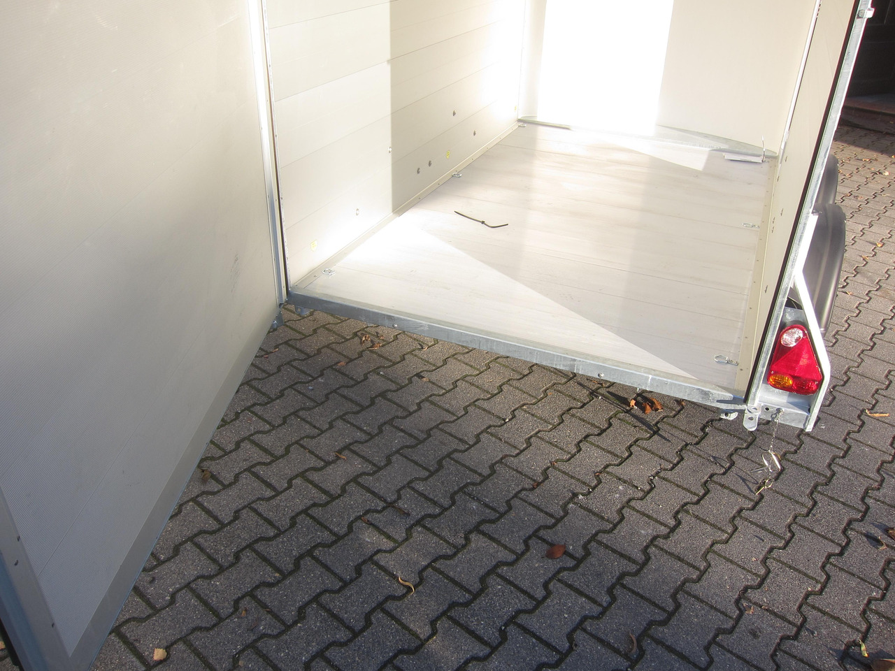 Cargo Roadster 500 312x167x199cm Alu Poly white Seitentür Pullman 100km/H 2000kg - Koffer Anhänger: das Bild 2 Cargo Roadster 500 312x167x199cm Alu Poly white Seitentür Pullman 100km/H 2000kg - Koffer Anhänger: das Bild 2