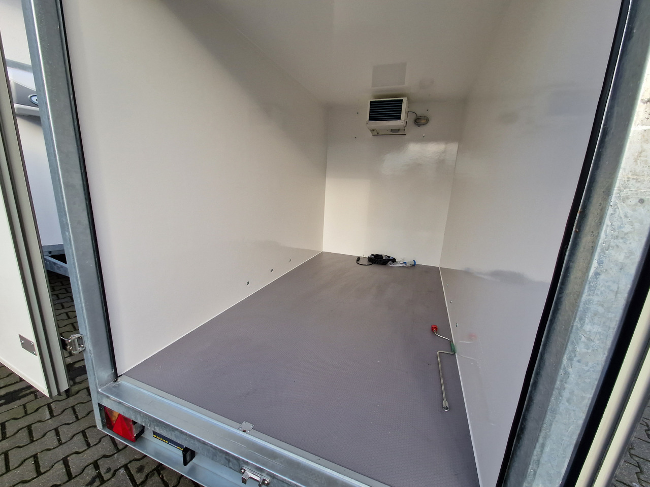 Kargo CoolBoxx FK2030HT 296x162x200cm 230V Govi Kühlung Stützen 2000kg 100km/H Abverkauf - Kühlkoffer Anhänger: das Bild 4 Kargo CoolBoxx FK2030HT 296x162x200cm 230V Govi Kühlung Stützen 2000kg 100km/H Abverkauf - Kühlkoffer Anhänger: das Bild 4