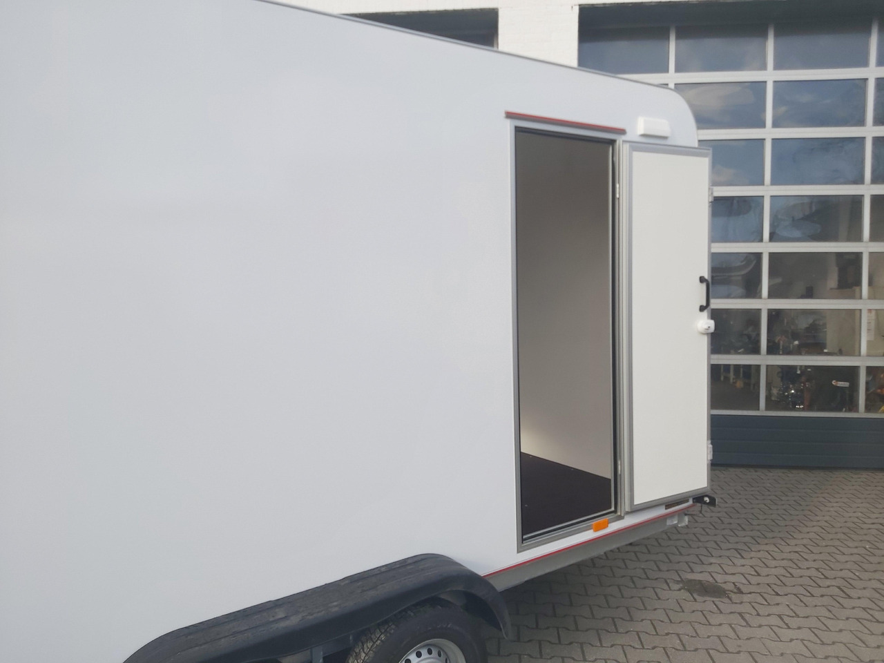 Koffer TFS 420T.01 2700 420x200x210cm aero Heckrampe Seitentür Licht (XL) 100km/H 2700kg Modell 2024 - Koffer Anhänger: das Bild 4 Koffer TFS 420T.01 2700 420x200x210cm aero Heckrampe Seitentür Licht (XL) 100km/H 2700kg Modell 2024 - Koffer Anhänger: das Bild 4