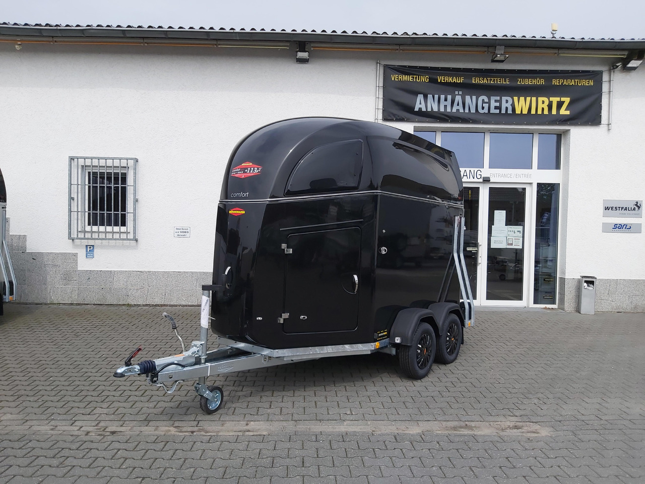 Pferdeanhänger Böckmann Comfort Esprit black Set Sattelkammer Trittschutz 100km/H 2400kg Modell 2024 - Pferdeanhänger: das Bild 2 Pferdeanhänger Böckmann Comfort Esprit black Set Sattelkammer Trittschutz 100km/H 2400kg Modell 2024 - Pferdeanhänger: das Bild 2