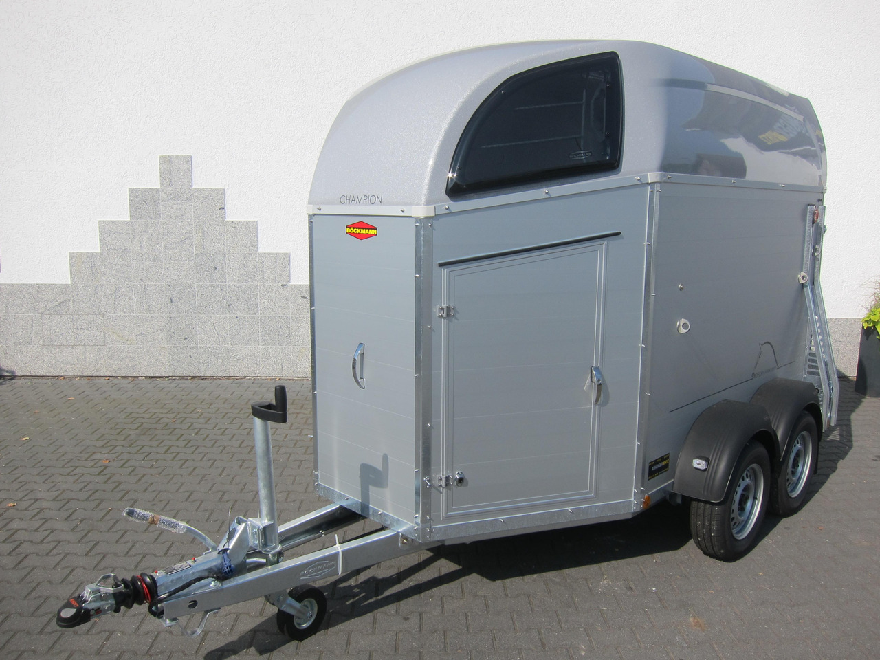 Ponyanhänger Böckmann Champion Pony 145 C Sattelkammer Aluminium DL 2000kg CFF+ 100km/H Modell 2022 - Pferdeanhänger: das Bild 1 Ponyanhänger Böckmann Champion Pony 145 C Sattelkammer Aluminium DL 2000kg CFF+ 100km/H Modell 2022 - Pferdeanhänger: das Bild 1