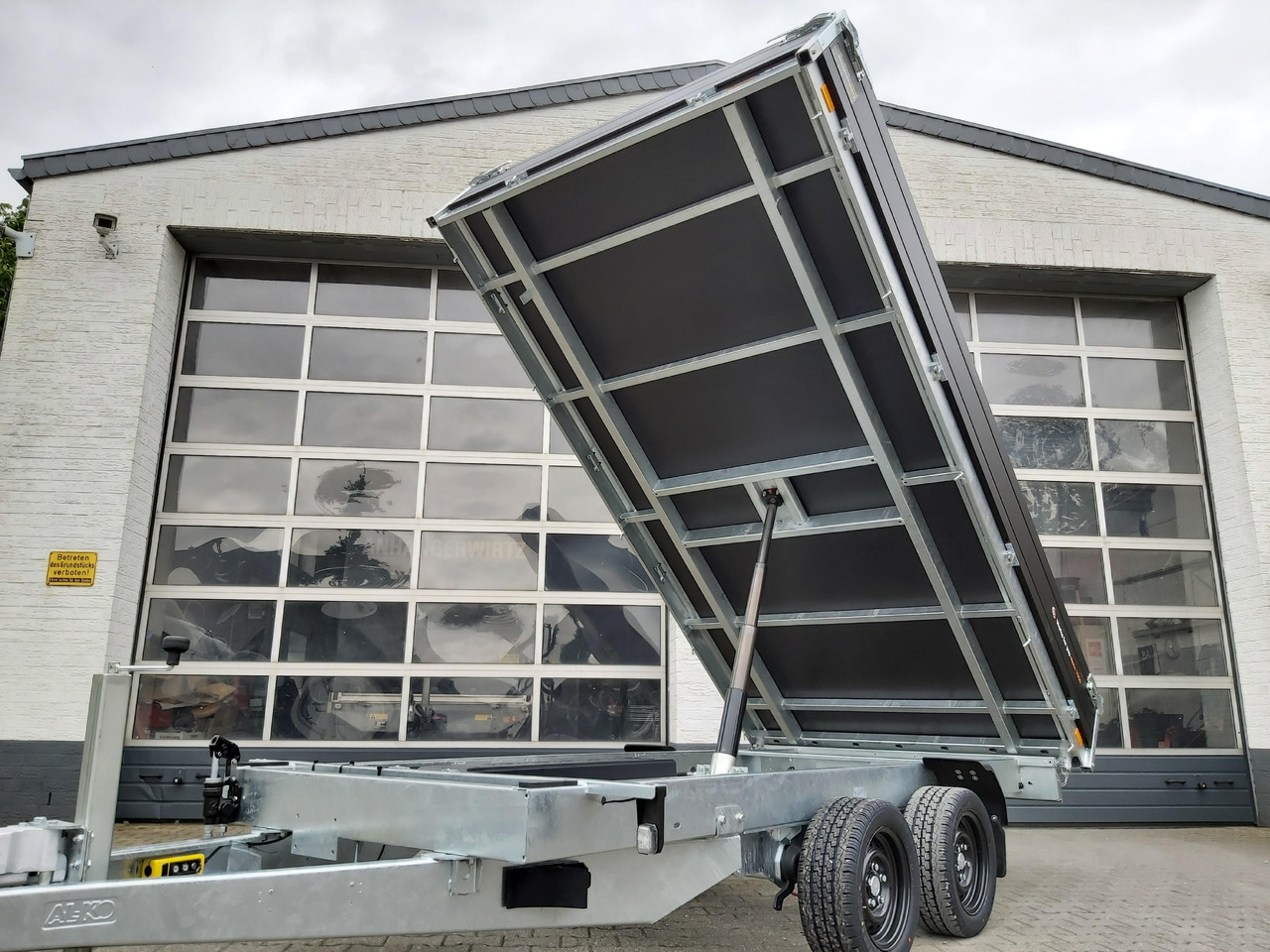 Saris Kipper K1 356 184 3500 2 E 356x184x35cm black Elektro&Not 13" (L) 3500kg preorder 2024 - Kipper Anhänger: das Bild 2 Saris Kipper K1 356 184 3500 2 E 356x184x35cm black Elektro&Not 13" (L) 3500kg preorder 2024 - Kipper Anhänger: das Bild 2