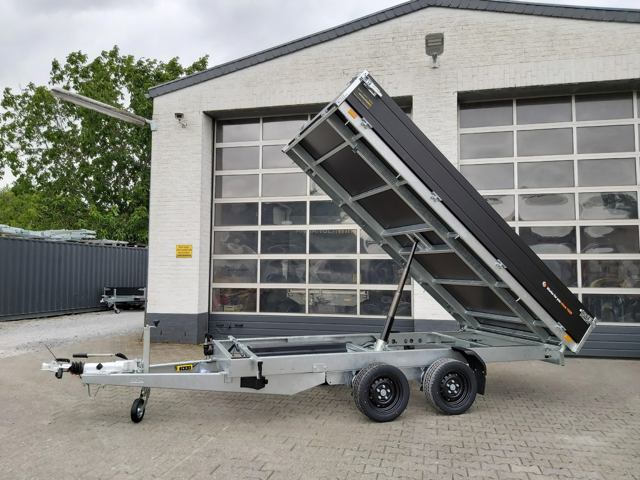 Saris Kipper K1 356 184 3500 2 E 356x184x35cm black Elektro&Not 13" (L) 3500kg preorder 2024 - Kipper Anhänger: das Bild 1 Saris Kipper K1 356 184 3500 2 E 356x184x35cm black Elektro&Not 13" (L) 3500kg preorder 2024 - Kipper Anhänger: das Bild 1