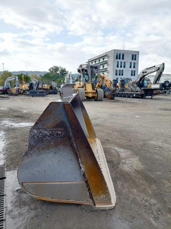 VOLVO loader bucket 2800 mm - Ladeschaufel für Radlader: das Bild 3 VOLVO loader bucket 2800 mm - Ladeschaufel für Radlader: das Bild 3