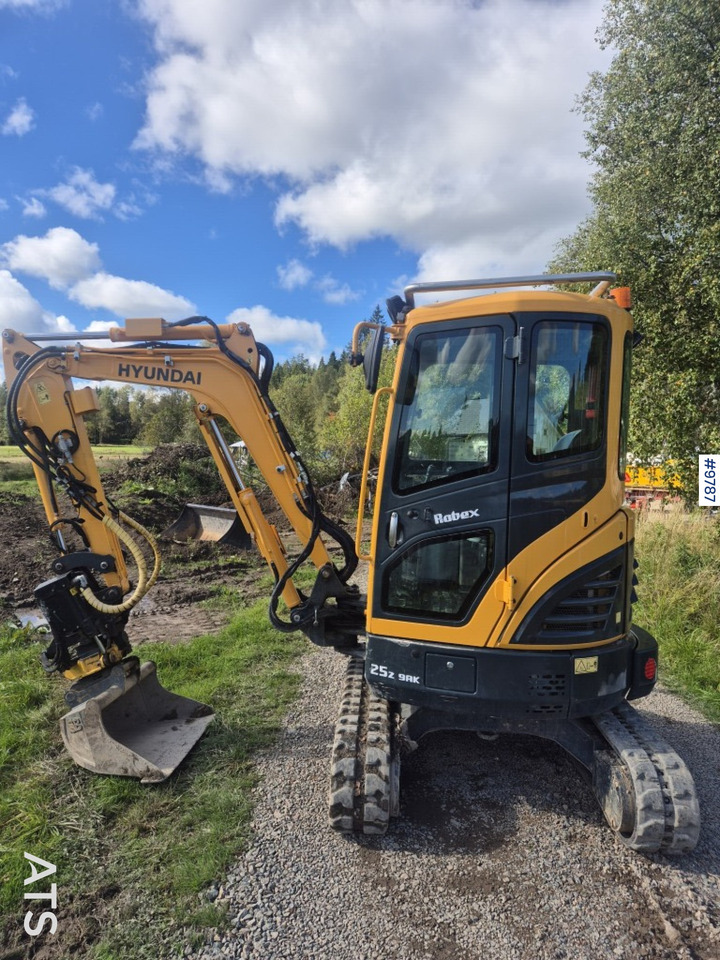 Hyundai 25Z-9AK mini excavator with tiltrotator and attachments - Minibagger: das Bild 1 Hyundai 25Z-9AK mini excavator with tiltrotator and attachments - Minibagger: das Bild 1