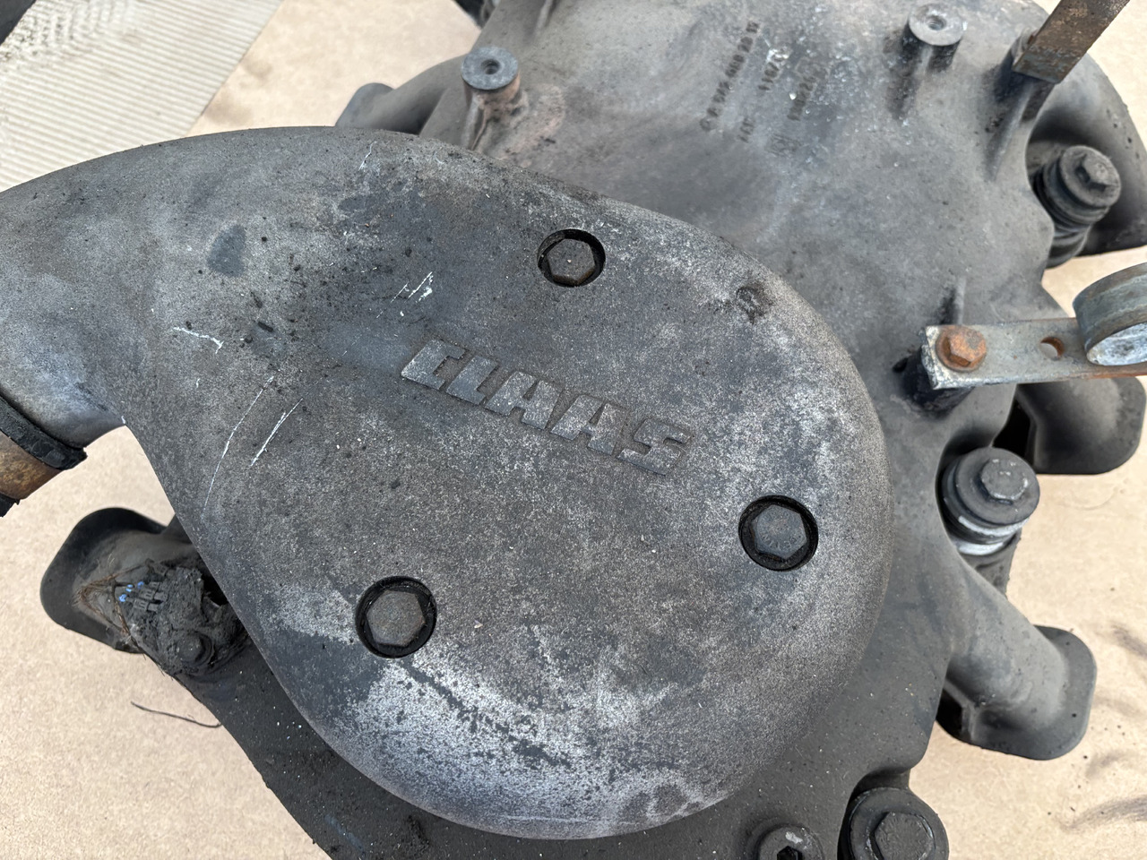 Claas Lexion 780 Kolektor Ssący OM502LA 5420982317 5420980617 - Ansaugkrümmer für Mähdrescher: das Bild 2 Claas Lexion 780 Kolektor Ssący OM502LA 5420982317 5420980617 - Ansaugkrümmer für Mähdrescher: das Bild 2