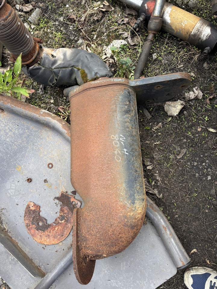 New Holland T8 - wspornik kolano tłumika 87588160 - Schalldämpfer für Landmaschine: das Bild 1 New Holland T8 - wspornik kolano tłumika 87588160 - Schalldämpfer für Landmaschine: das Bild 1