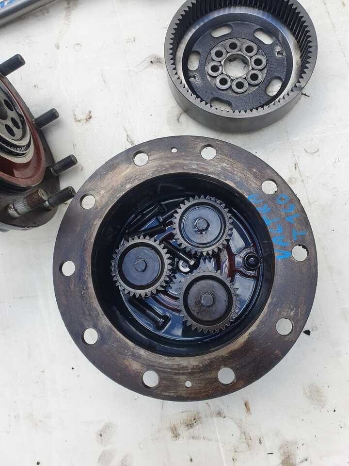 Achsschenkel für Landmaschine Valtra T120  - Zwolnica - Zwrotnica - Półoś - Skrzynia - Silnik - Siłowniki - Tylny WOM: das Bild 6