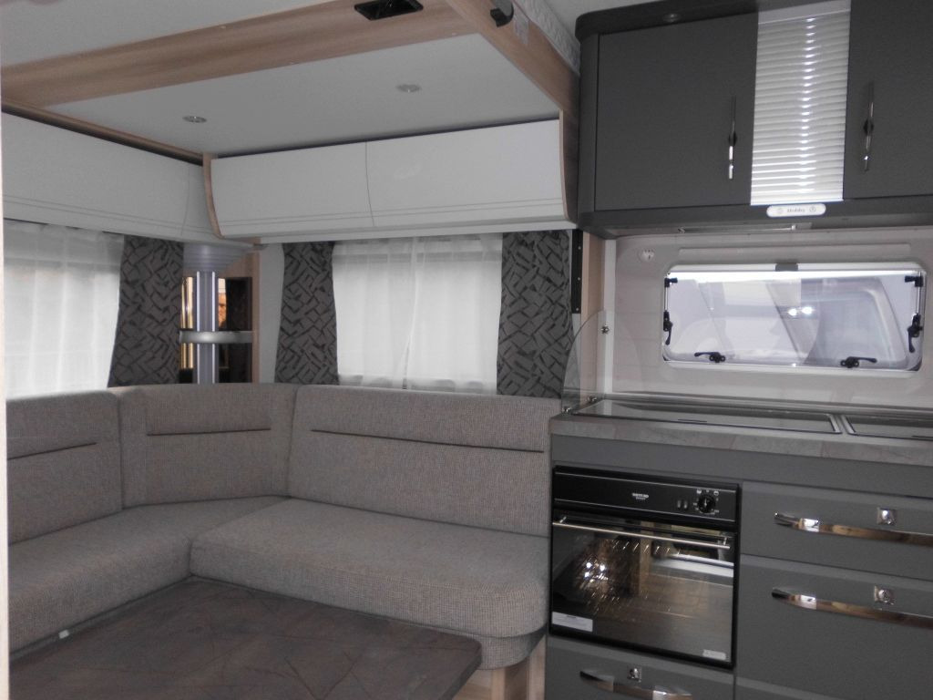 Hobby De Luxe 515 UHL 2000kg. Backofen, Dunsthaube + - Wohnwagen: das Bild 5 Hobby De Luxe 515 UHL 2000kg. Backofen, Dunsthaube + - Wohnwagen: das Bild 5