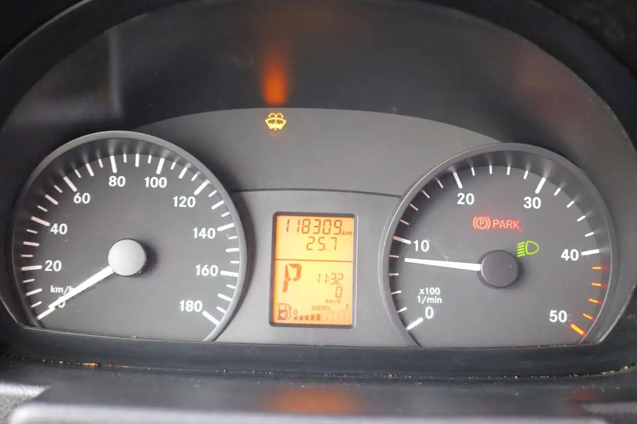 Koffer Transporter Mercedes-Benz Sprinter II Pritsche/ Koffer/Regalsystem: das Bild 9 Koffer Transporter Mercedes-Benz Sprinter II Pritsche/ Koffer/Regalsystem: das Bild 9