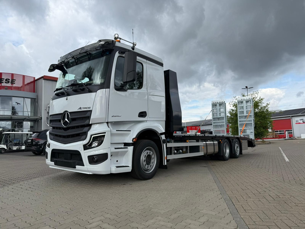 Mercedes-Benz Actros mit Rampen, Maschinentransporter - Pritsche LKW: das Bild 1 Mercedes-Benz Actros mit Rampen, Maschinentransporter - Pritsche LKW: das Bild 1
