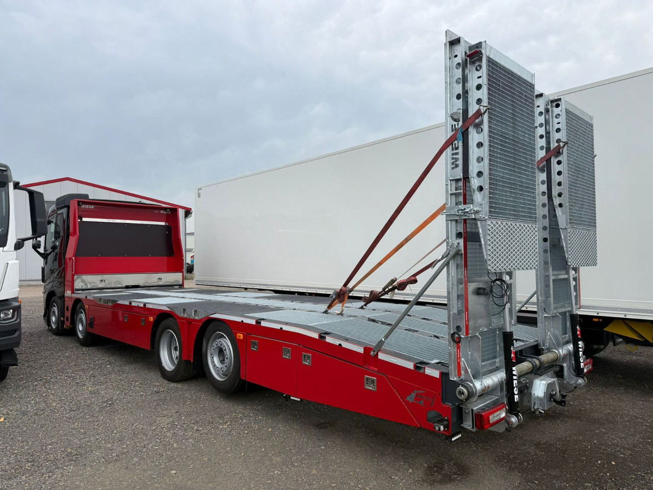 Volvo Arbeitsbühnen Baumaschinentransporter mit Rampen - Abschleppwagen: das Bild 3 Volvo Arbeitsbühnen Baumaschinentransporter mit Rampen - Abschleppwagen: das Bild 3