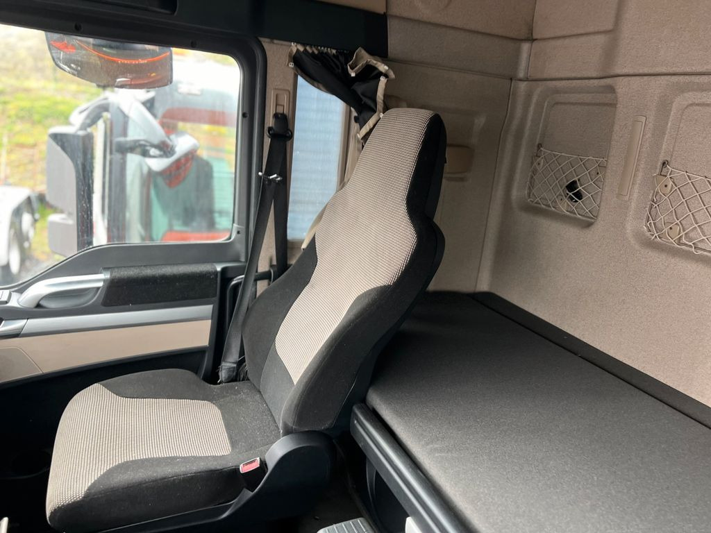 MAN 26.460 6X2 Retarder Klima Navigation guter Zust. MAN 26.460 6X2 Retarder Klima Navigation guter Zust. - Abrollkipper: das Bild 5 MAN 26.460 6X2 Retarder Klima Navigation guter Zust. MAN 26.460 6X2 Retarder Klima Navigation guter Zust. - Abrollkipper: das Bild 5