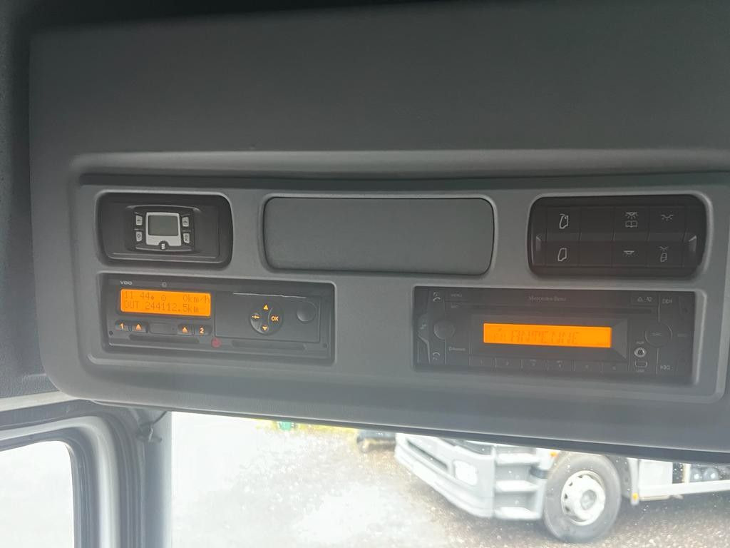 Mercedes-Benz 1324 4X2 Koffer Plane 6 to. Hebebühne - Plane LKW: das Bild 5 Mercedes-Benz 1324 4X2 Koffer Plane 6 to. Hebebühne - Plane LKW: das Bild 5