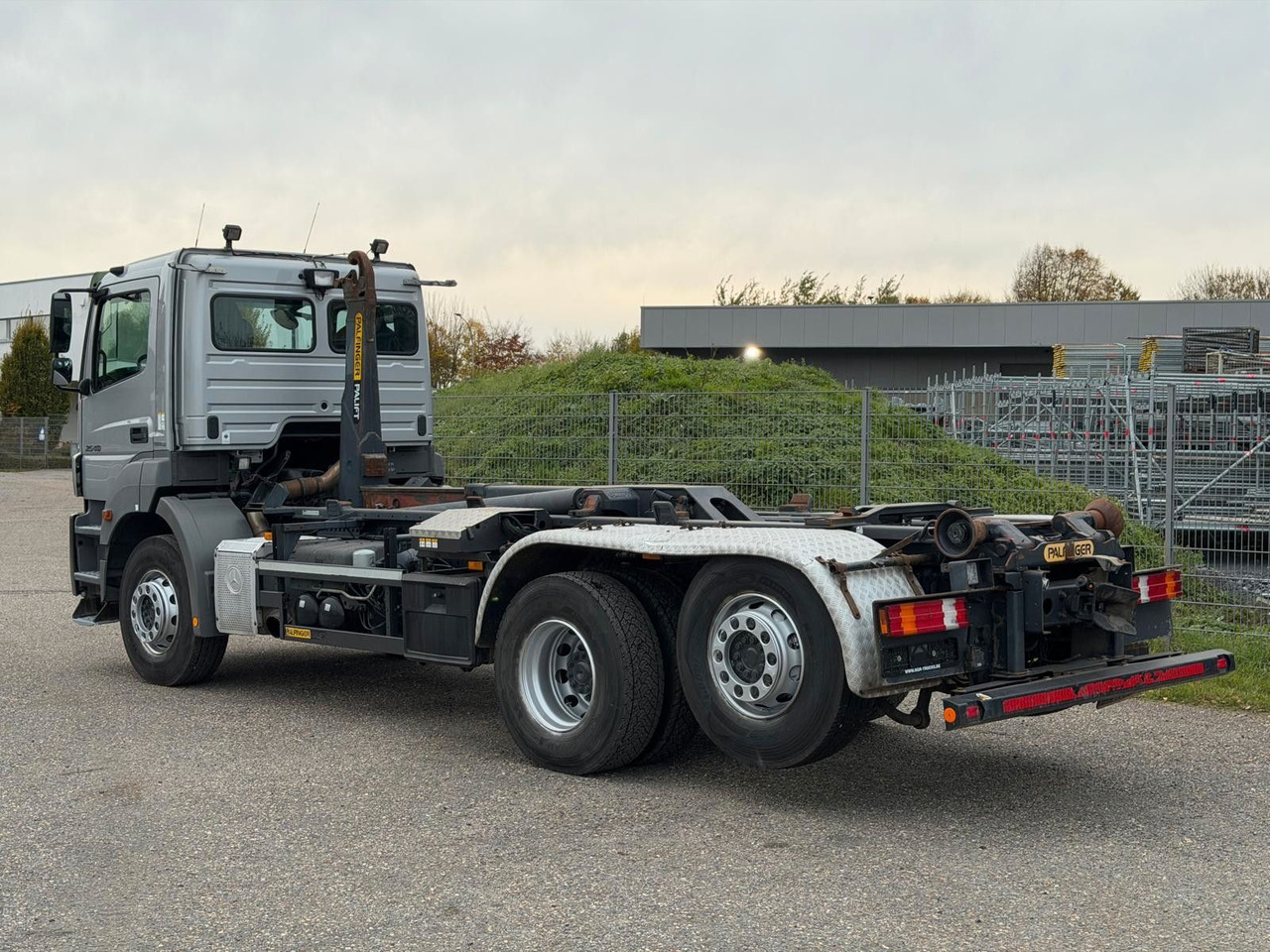 Abrollkipper Mercedes-Benz 2540 L 6x2 Palfinger T20 mit hydr. Containerverr: das Bild 9