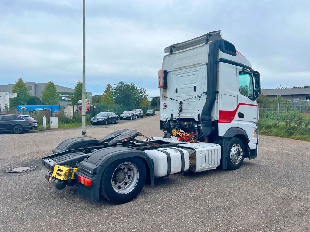 Mercedes-Benz 1842 4X2 mit Höhenverstellbarer Sattelkuppung Mercedes-Benz 1842 4X2 mit Höhenverstellbarer Sattelkuppung - Sattelzugmaschine: das Bild 2 Mercedes-Benz 1842 4X2 mit Höhenverstellbarer Sattelkuppung Mercedes-Benz 1842 4X2 mit Höhenverstellbarer Sattelkuppung - Sattelzugmaschine: das Bild 2