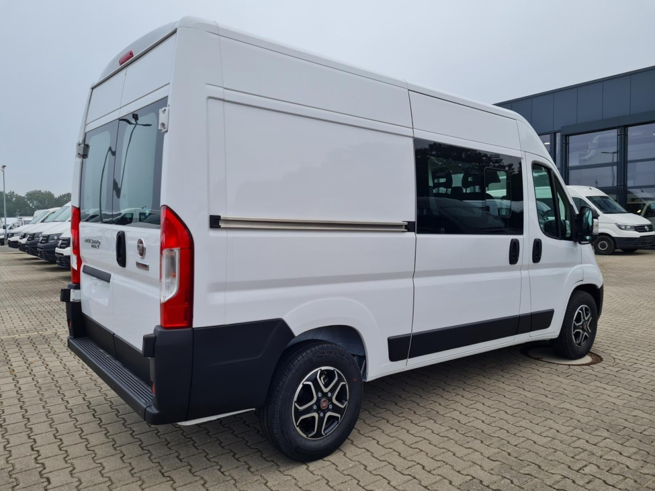 Fiat Ducato 35 Kasten Doka 7-Sitze 2x Schiebetür Maxi L2H2 - Kastenwagen, Transporter mit Doppelkabine: das Bild 5 Fiat Ducato 35 Kasten Doka 7-Sitze 2x Schiebetür Maxi L2H2 - Kastenwagen, Transporter mit Doppelkabine: das Bild 5