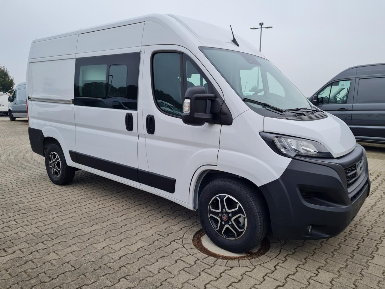 Fiat Ducato 35 Kasten Doka 7-Sitze 2x Schiebetür Maxi L2H2 - Kastenwagen, Transporter mit Doppelkabine: das Bild 4 Fiat Ducato 35 Kasten Doka 7-Sitze 2x Schiebetür Maxi L2H2 - Kastenwagen, Transporter mit Doppelkabine: das Bild 4