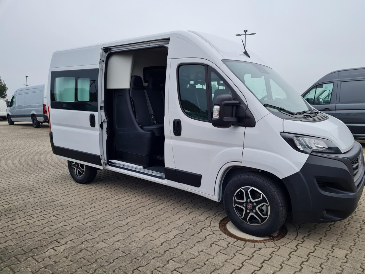 Fiat Ducato 35 Kombi Doka 7-Sitze 2x Schiebetür Maxi L2H2 - Kleinbus, Personentransporter: das Bild 3 Fiat Ducato 35 Kombi Doka 7-Sitze 2x Schiebetür Maxi L2H2 - Kleinbus, Personentransporter: das Bild 3