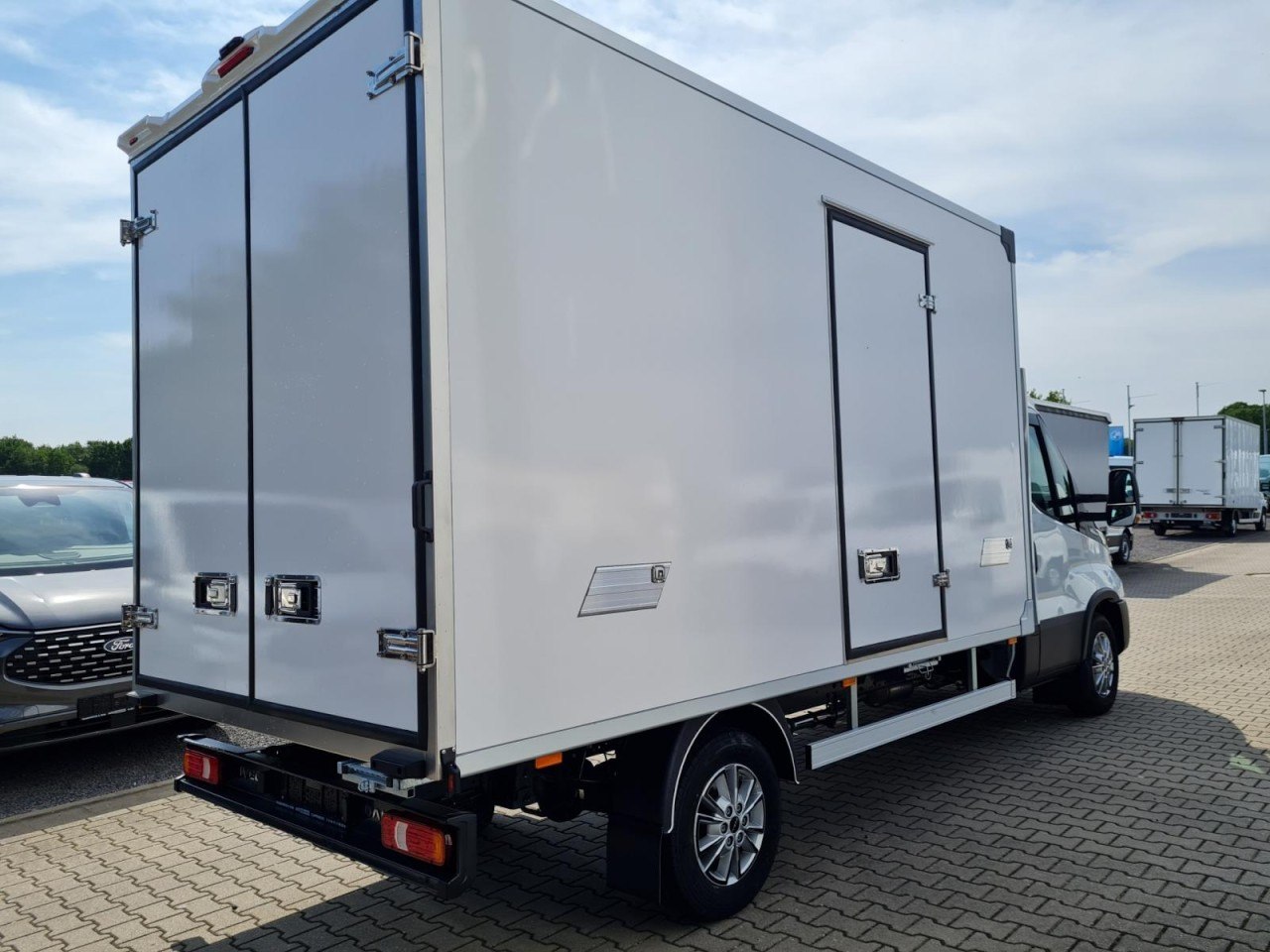 Iveco DAILY 35S18 Koffer Automatik ALU KAMERA NAVI TEMPOMAT - Koffer Transporter: das Bild 4 Iveco DAILY 35S18 Koffer Automatik ALU KAMERA NAVI TEMPOMAT - Koffer Transporter: das Bild 4
