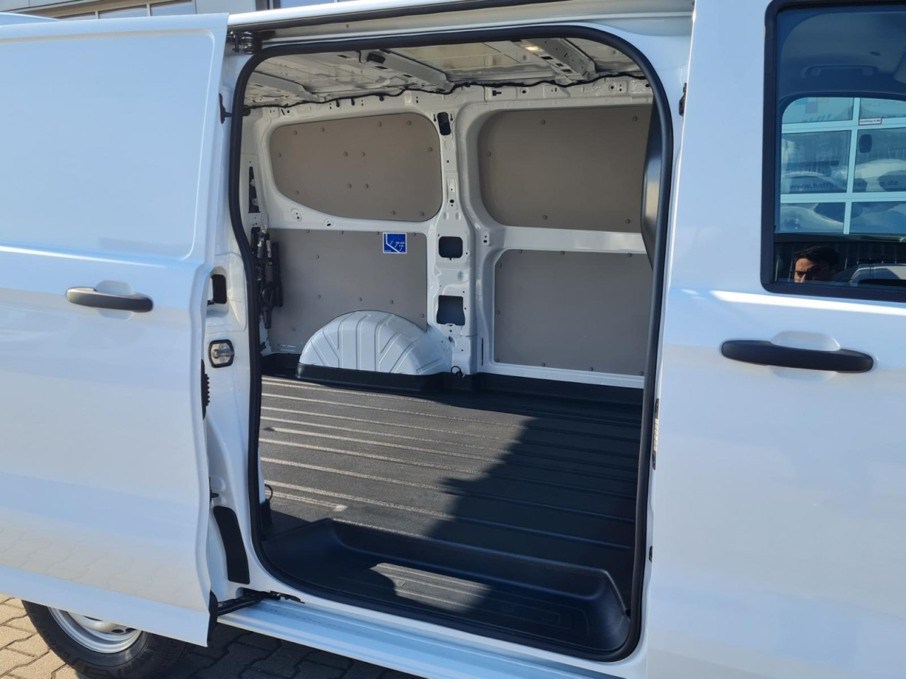 Volkswagen T7 Transporter Kasten TDi L1 Heckklappe KLIMA PDC - Kleintransporter: das Bild 4 Volkswagen T7 Transporter Kasten TDi L1 Heckklappe KLIMA PDC - Kleintransporter: das Bild 4