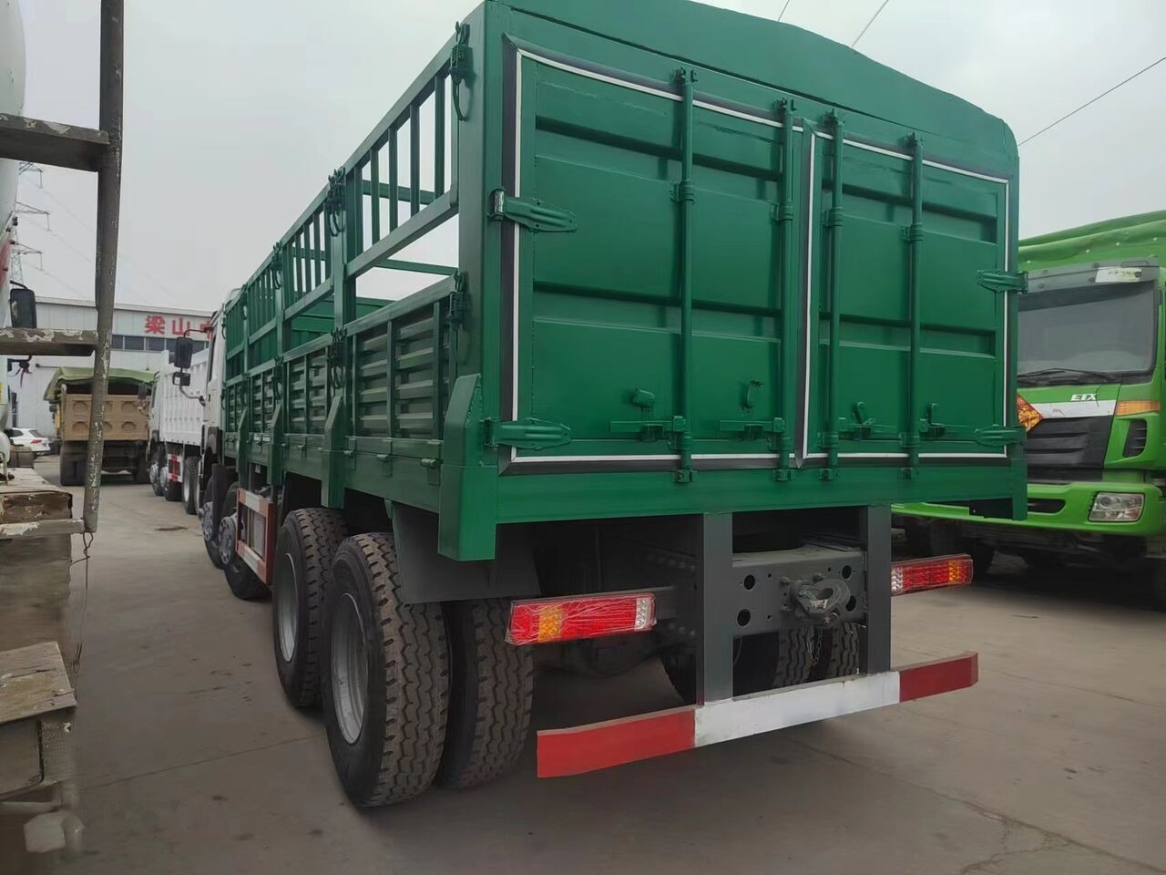 Sinotruk HOWO 8*4 Fence Truck - Pritsche LKW: das Bild 4 Sinotruk HOWO 8*4 Fence Truck - Pritsche LKW: das Bild 4