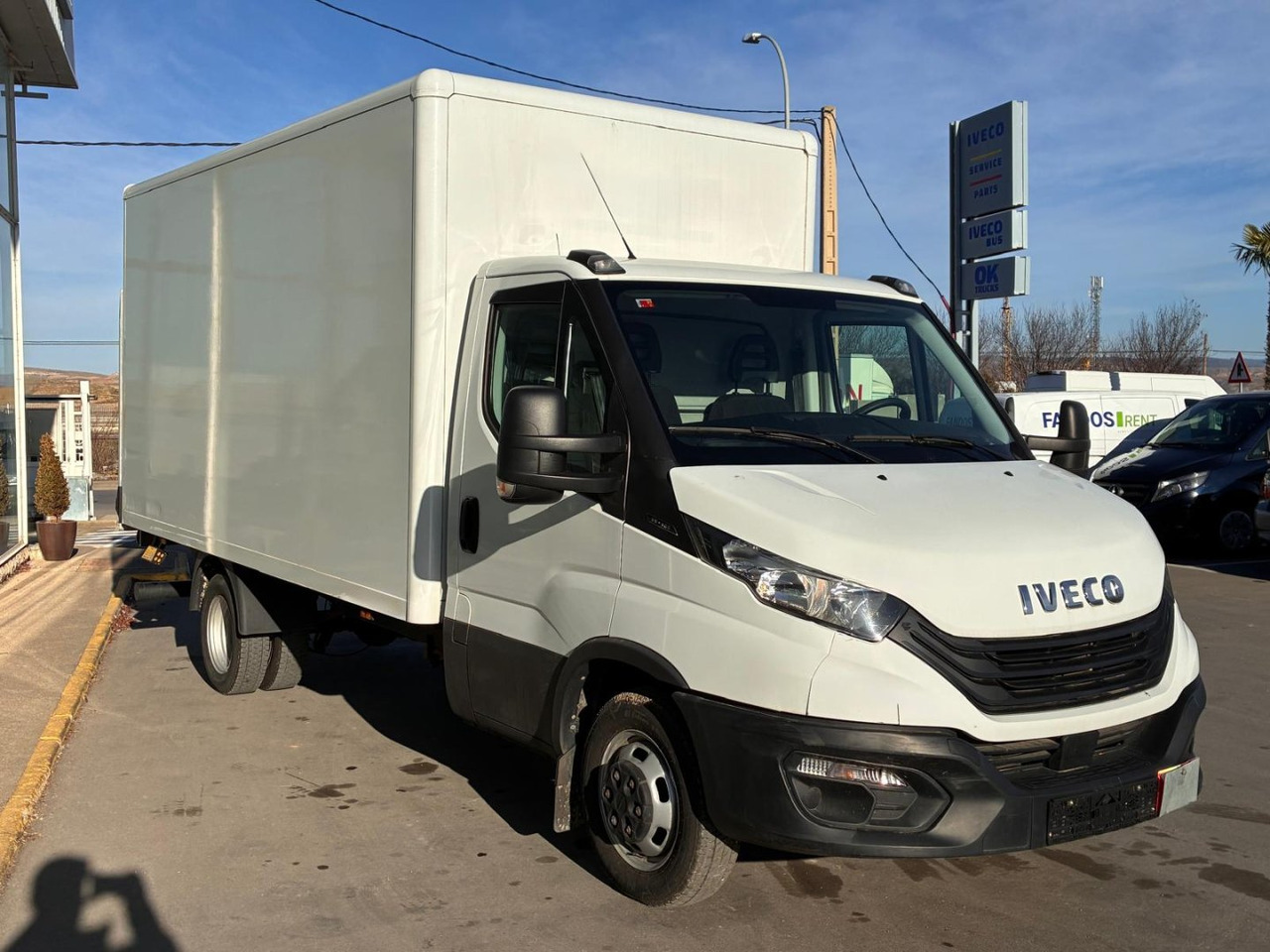 Caja cerrada con plataforma elevadora IVECO 35C16 20m3 - Koffer Transporter: das Bild 3 Caja cerrada con plataforma elevadora IVECO 35C16 20m3 - Koffer Transporter: das Bild 3