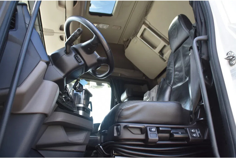 Scania S450 NGS 4x2 - RETARDER - 709 TKM - PARK. AIRCO - LEATHER SEATS - 2 x FUEL TANKS - LED LIGHTS - TOP CONDITION - - Sattelzugmaschine: das Bild 4 Scania S450 NGS 4x2 - RETARDER - 709 TKM - PARK. AIRCO - LEATHER SEATS - 2 x FUEL TANKS - LED LIGHTS - TOP CONDITION - - Sattelzugmaschine: das Bild 4