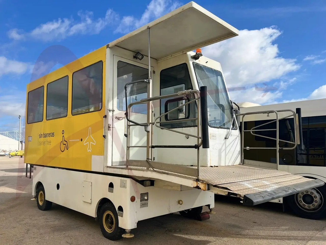 AEROFABRIL 6C-4M-ALT.6 - Ambulift-Fahrzeug: das Bild 1 AEROFABRIL 6C-4M-ALT.6 - Ambulift-Fahrzeug: das Bild 1