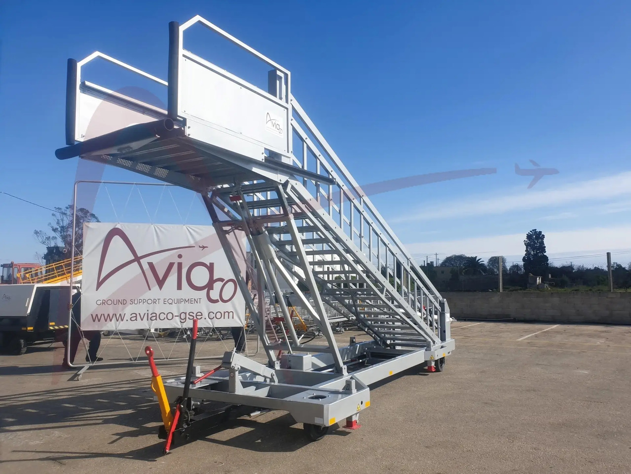 MASTER EQUIPMENT STR710-14 - Passagiertreppe: das Bild 1 MASTER EQUIPMENT STR710-14 - Passagiertreppe: das Bild 1