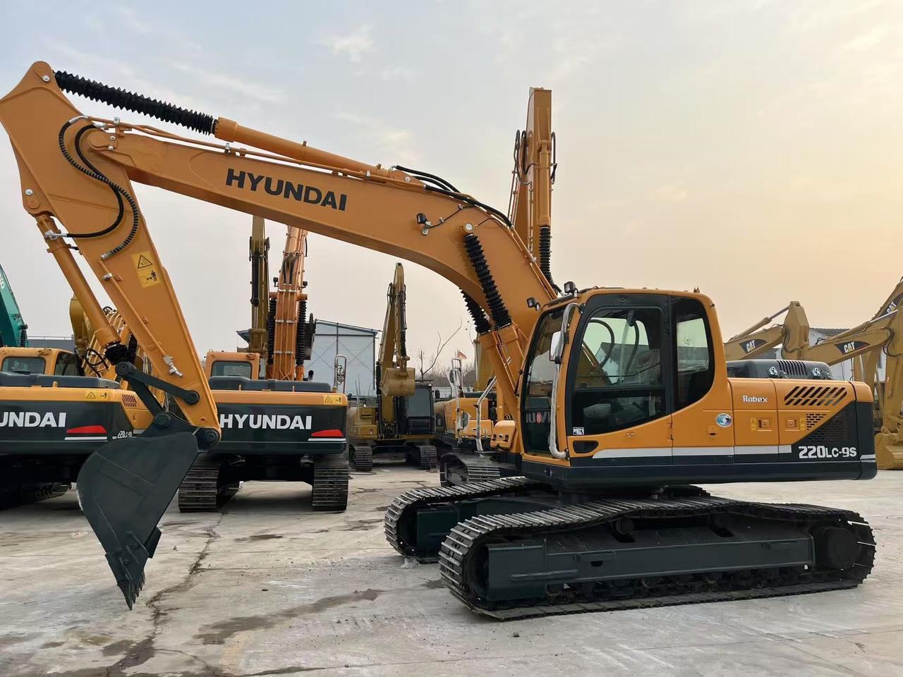 Hyundai Used Excavator Hyundai R220LC-9S 22-Ton Excavator - Reliable Cummins Power for Construction & Earthmoving - Kettenbagger: das Bild 3 Hyundai Used Excavator Hyundai R220LC-9S 22-Ton Excavator - Reliable Cummins Power for Construction & Earthmoving - Kettenbagger: das Bild 3