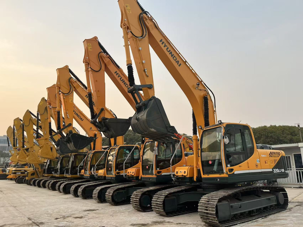 Hyundai Used Excavator Hyundai R220LC-9S 22-Ton Excavator - Reliable Cummins Power for Construction & Earthmoving - Kettenbagger: das Bild 1 Hyundai Used Excavator Hyundai R220LC-9S 22-Ton Excavator - Reliable Cummins Power for Construction & Earthmoving - Kettenbagger: das Bild 1