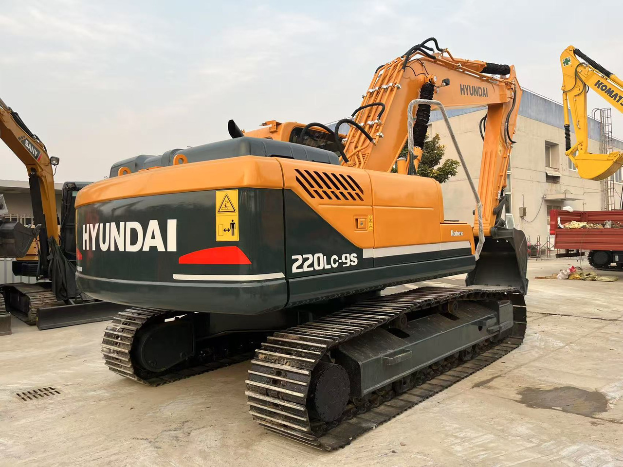 Hyundai Used Excavator Hyundai R220LC-9S 22-Ton Excavator - Reliable Cummins Power for Construction & Earthmoving - Kettenbagger: das Bild 4 Hyundai Used Excavator Hyundai R220LC-9S 22-Ton Excavator - Reliable Cummins Power for Construction & Earthmoving - Kettenbagger: das Bild 4
