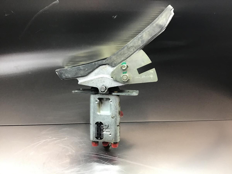 Liebherr Pilot Control Unit - Pedal: das Bild 1 Liebherr Pilot Control Unit - Pedal: das Bild 1