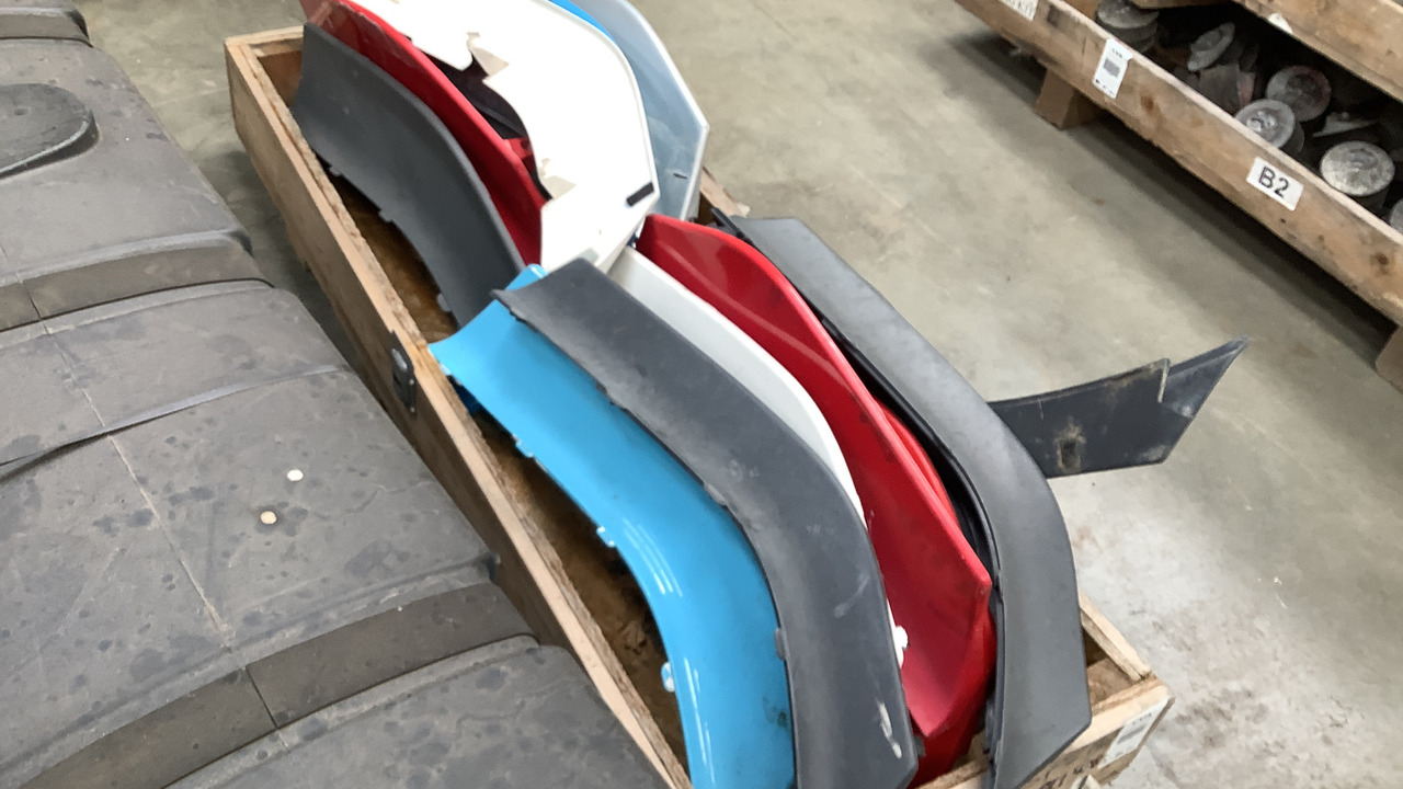 SMALL PALLET OF CAR PARTS - Baugeräte: das Bild 5 SMALL PALLET OF CAR PARTS - Baugeräte: das Bild 5