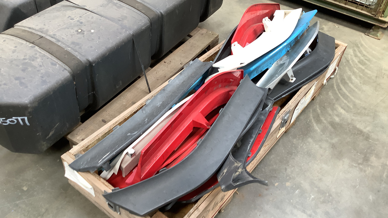 SMALL PALLET OF CAR PARTS - Baugeräte: das Bild 1 SMALL PALLET OF CAR PARTS - Baugeräte: das Bild 1