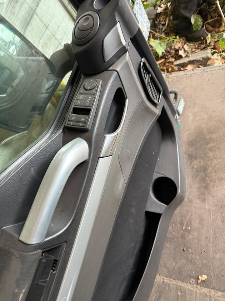 MAN TGX Fahrertür Grün mit Spiegel Innenverkleidung LN 83 - Tür und Teile für LKW: das Bild 4 MAN TGX Fahrertür Grün mit Spiegel Innenverkleidung LN 83 - Tür und Teile für LKW: das Bild 4