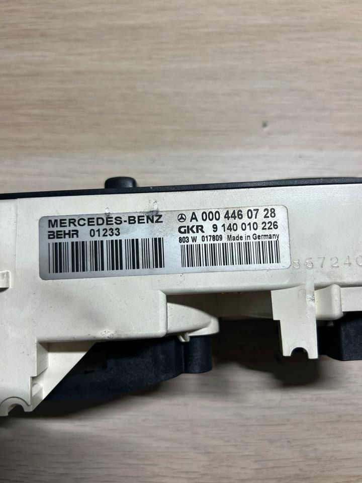 Mercedes Atego Klimabedienteil Heizungsbedienung A0004460728 - Steuergerät für LKW: das Bild 4 Mercedes Atego Klimabedienteil Heizungsbedienung A0004460728 - Steuergerät für LKW: das Bild 4