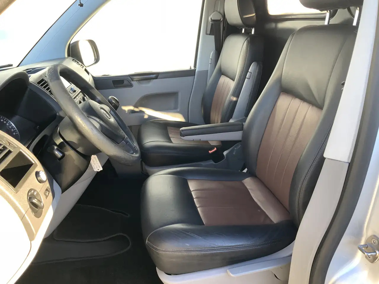 Volkswagen T5 Transporter 2.0 L1H2 Benzine Airco Navi Dub Schuifdeuren Leer - Kastenwagen: das Bild 4 Volkswagen T5 Transporter 2.0 L1H2 Benzine Airco Navi Dub Schuifdeuren Leer - Kastenwagen: das Bild 4