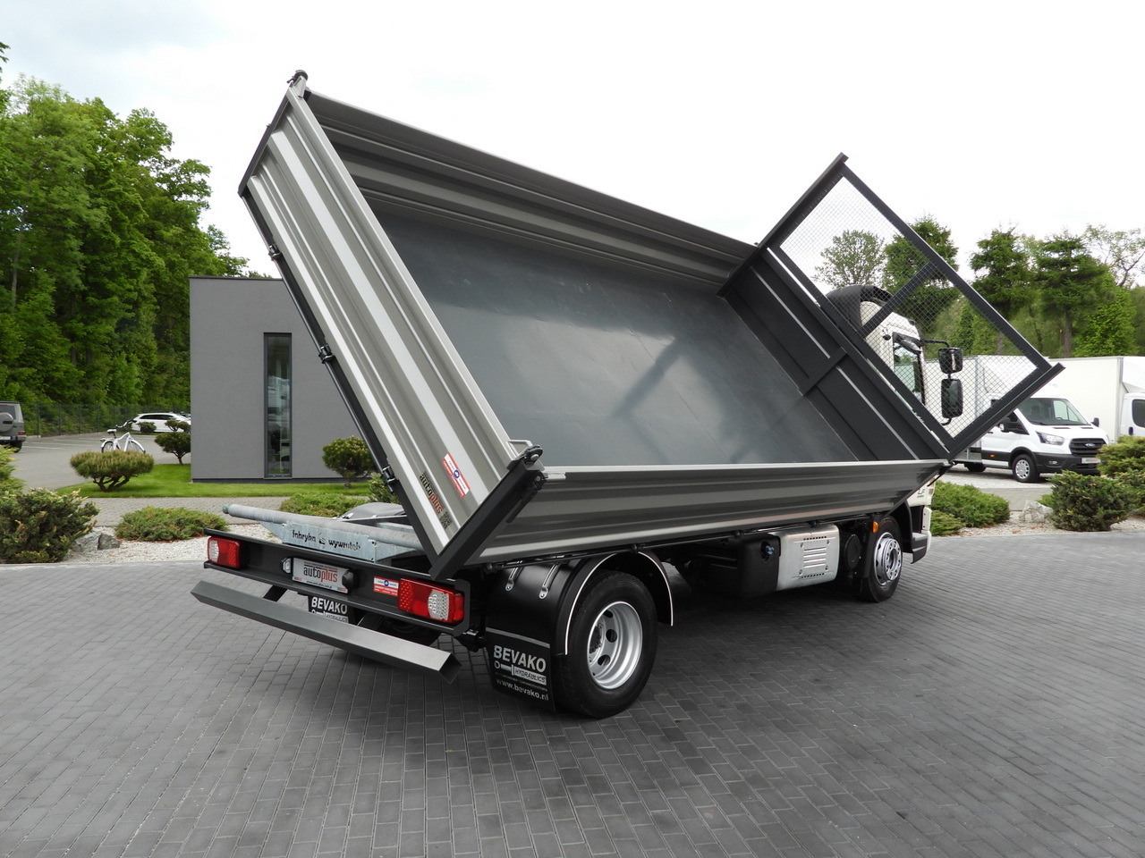 DAF LF 180 THREE-WAY TIPPER CRUISE CONTROL LED LIGHTS AUTOMATIC TRANSMISSION TWIN WHEELS AIR CONDITIONING 180HP - Kipper: das Bild 3 DAF LF 180 THREE-WAY TIPPER CRUISE CONTROL LED LIGHTS AUTOMATIC TRANSMISSION TWIN WHEELS AIR CONDITIONING 180HP - Kipper: das Bild 3