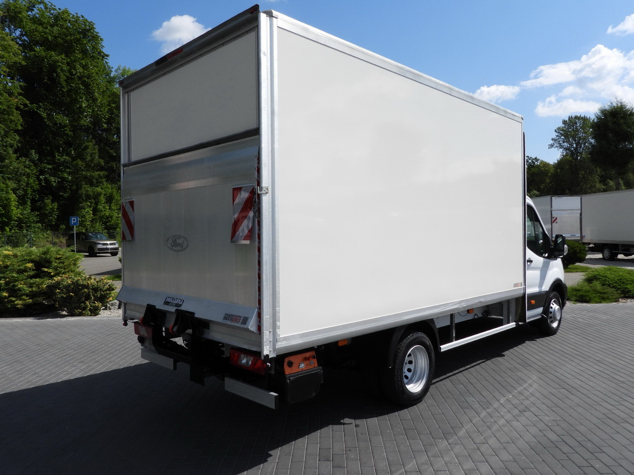 FORD TRANSIT BOX LIFT 8 PALLETS CRUISE CONTROL LED LIGHTS TWIN WHEELS AIR CONDITIONING 130HP - Koffer Transporter: das Bild 3 FORD TRANSIT BOX LIFT 8 PALLETS CRUISE CONTROL LED LIGHTS TWIN WHEELS AIR CONDITIONING 130HP - Koffer Transporter: das Bild 3