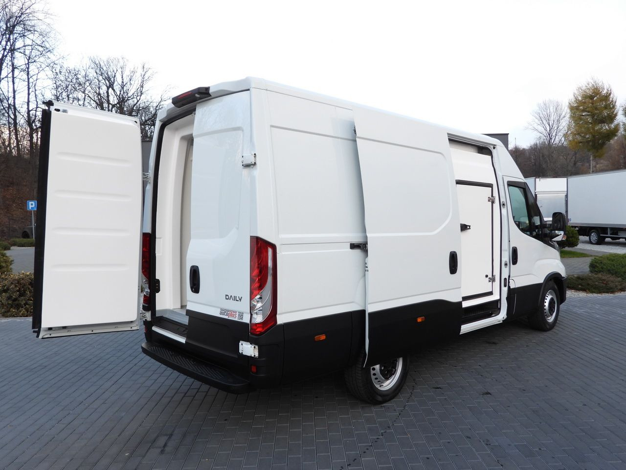 IVECO DAILY 35S14 REFRIGERATOR VAN 0*C POWER SUPPLY 230V NAVIGATION AUTOMATIC TRANSMISSION AIR CONDITIONING 140HP - Kühltransporter: das Bild 3 IVECO DAILY 35S14 REFRIGERATOR VAN 0*C POWER SUPPLY 230V NAVIGATION AUTOMATIC TRANSMISSION AIR CONDITIONING 140HP - Kühltransporter: das Bild 3