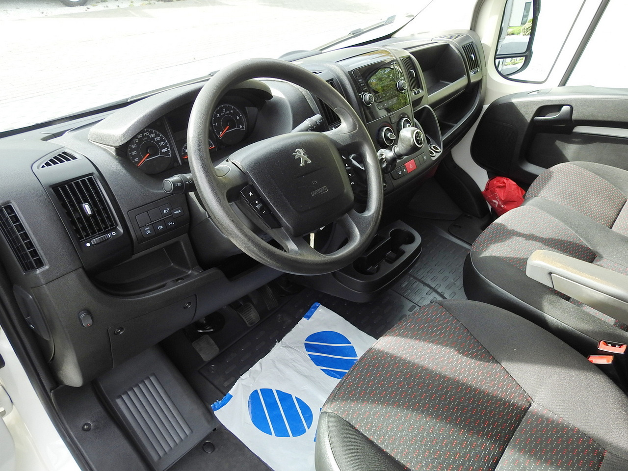 PEUGEOT BOXER STAKE BODY DOUBLE CABIN DOKA 7 SEATS AIR CONDITIONING 140HP - Transporter mit Doppelkabine: das Bild 2 PEUGEOT BOXER STAKE BODY DOUBLE CABIN DOKA 7 SEATS AIR CONDITIONING 140HP - Transporter mit Doppelkabine: das Bild 2