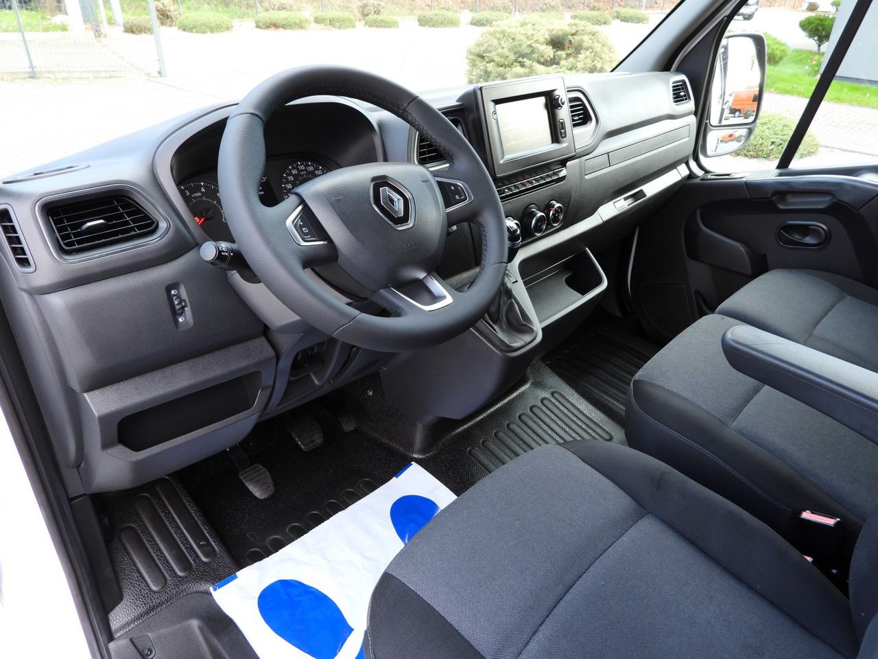 RENAULT MASTER TIPPER DOUBLE CABIN DOKA 7 SEATS CRUISE CONTROL NAVIGATION LED LIGHTS AIR CONDITIONING 145HP - Kipper Transporter: das Bild 2 RENAULT MASTER TIPPER DOUBLE CABIN DOKA 7 SEATS CRUISE CONTROL NAVIGATION LED LIGHTS AIR CONDITIONING 145HP - Kipper Transporter: das Bild 2